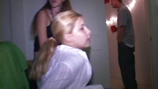 ایچ ڈی کے معیار :  سنہرے بالوں والی ، سایت سکسی قمبل لمبی چوٹیوں والی کے ساتھ ہے ایک دھچکا کام دے سوفی پر بالغ فحش ویڈیوز