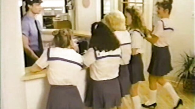 ایچ ڈی کے معیار :  ایک سنہرے بالوں والی لڑکی اس کے گدا اور چھاتی جھاڑی اور تیل کی فیلم سوپر آویزون میز پر بالغ فحش ویڈیوز 